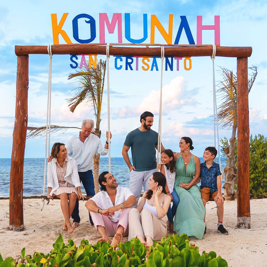 Familia disfrutando en las letras de San Crisanto