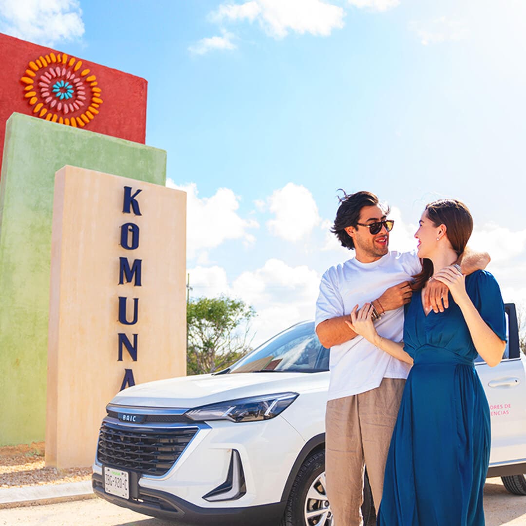 Pareja abrazándose frente al tótem de Komunah San Crisanto